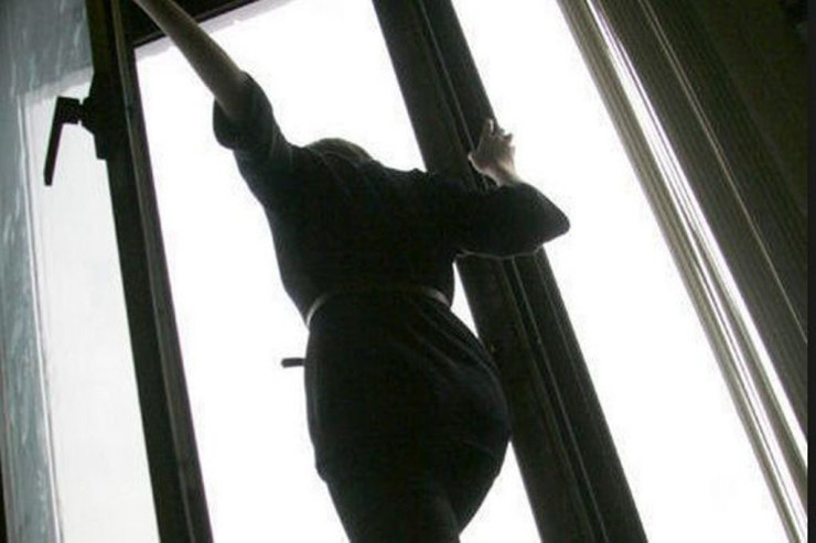 Məşhur aktrisa 15-ci mərtəbədən yıxılıb ÖLDÜ 