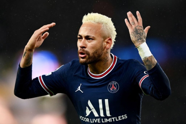 Məşhur futbolçunun təyyarəsi qəza enişi  etdi