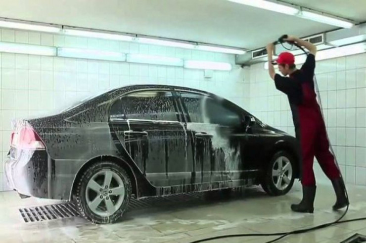 "Moyka"nın işçisi maşını qaçırıb qəza törətdi