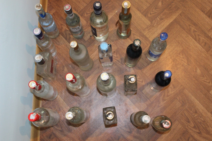 Azərbaycanda anbardan  pul və spirtli içki   oğurlandı -FOTO 