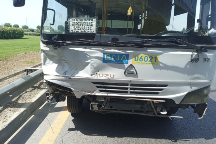 Bakıda sərnişin avtobusu minik maşını ilə  toqquşdu 