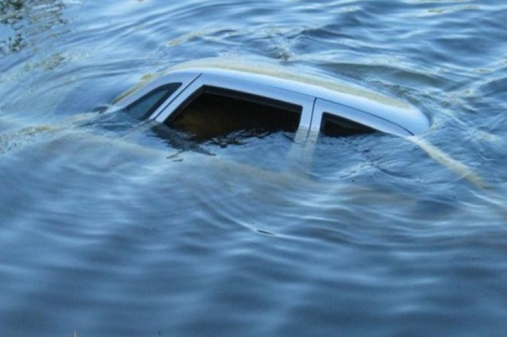 Azərbaycanda avtobus kanala aşdı, sərnişin öldü