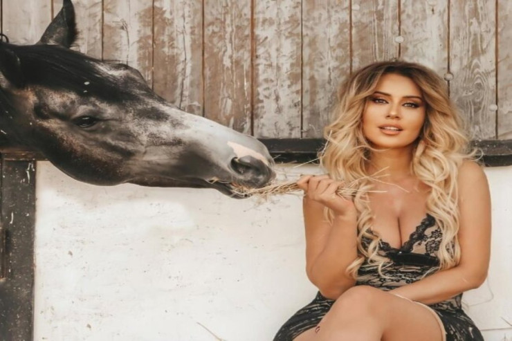 Roza 20 mini buna xərcləyib