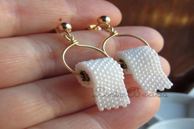 Müğənni  tualet kağızı şəklində   olan sırğalara heyran oldu - FOTO 