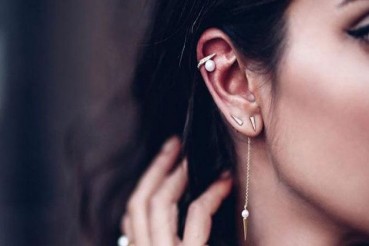 Bakıda imtahana girən qızın SIRĞALARI OĞURLANDI 