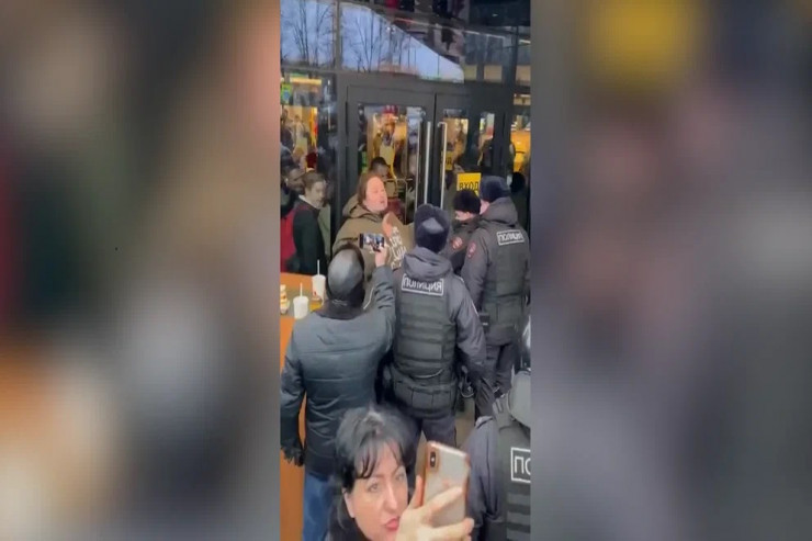 Rusiyalı pianoçu özünü  “Mcdonald’s”un qapısına  bağladı - VİDEO 