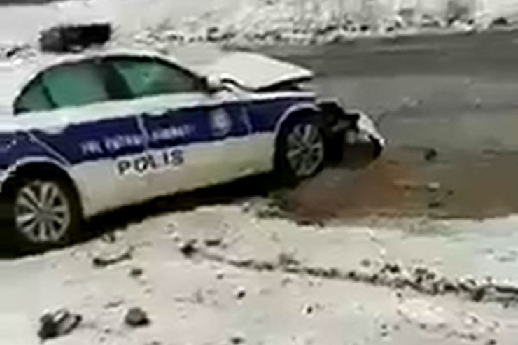 Qəzaya düşən maşın