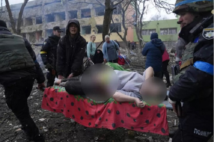 Dünyanı  DƏHŞƏTƏ GƏTİRƏN XƏBƏR:   Ukraynada qadın bombalanan xəstəxanada uşaq doğdu, hər ikisi öldü