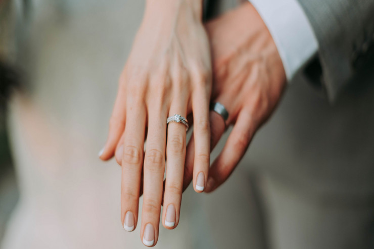 Tanınmış müğənni özündən 26 yaş kiçik oğlana ərə gedir - VİDEO 