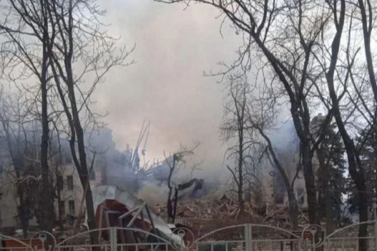 Ukraynada dinc sakinlərin sığındığı teatr binası  BOMBALANDI   - VİDEO 