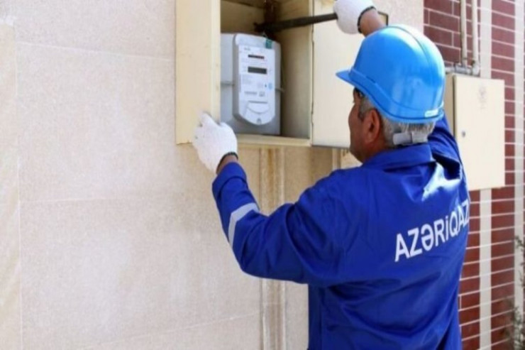 "Azəriqaz"da işə düzəltmək üçün pullarını aldı