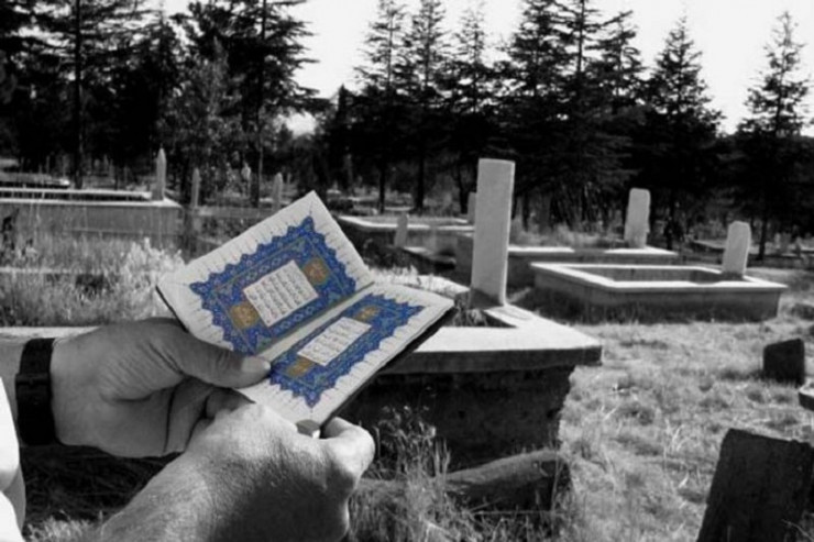 Mollanın qəbiristanlıqda  FACİƏSİ:   "Yasin" oxuyan yerdə ÖLDÜ