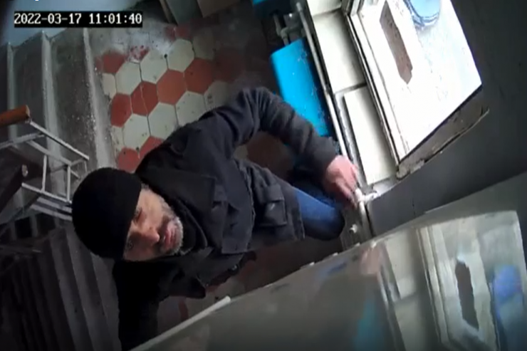 Bakıda kombini sökmək istəyən oğru kameraya düşdü -VİDEO 