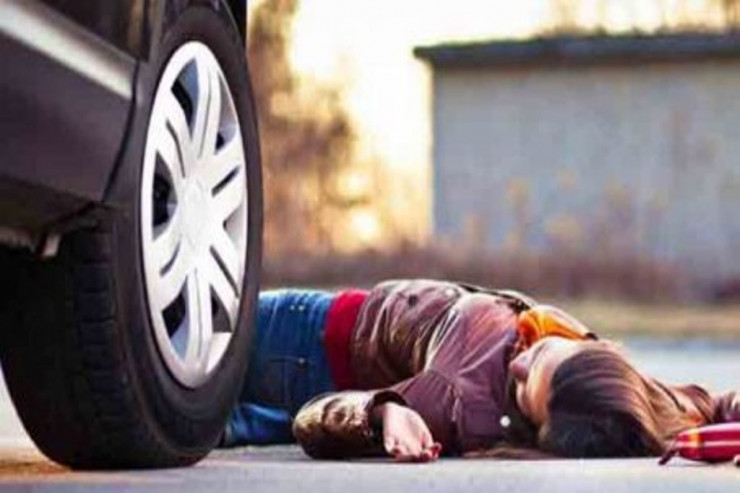 YENİYETMƏ QIZI   minik avtomobili vurdu