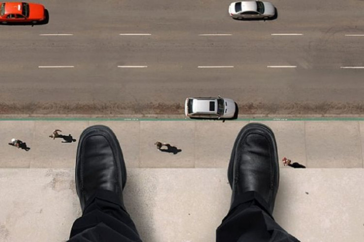 74 yaşlı kişi özünü binadan atdı:  xərçəng xəstəsi imiş   - YENİLƏNİB 