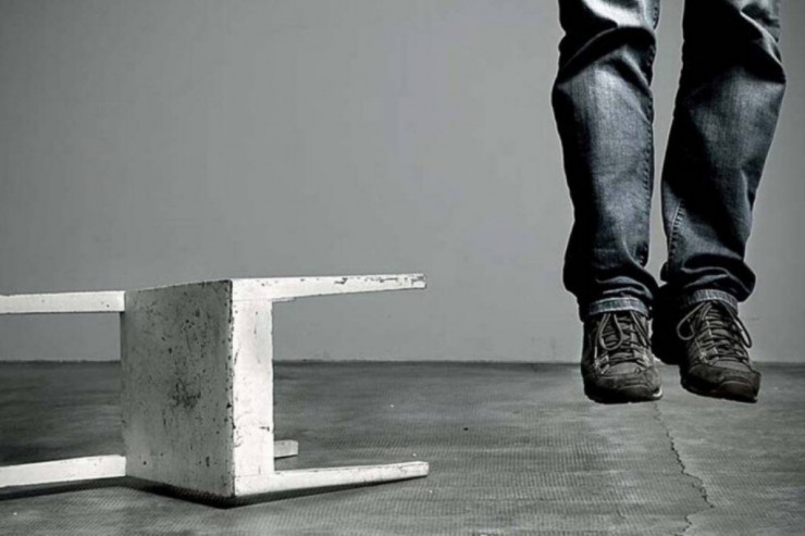 Gənc oğlan atasının fermasında  özünü asdı 