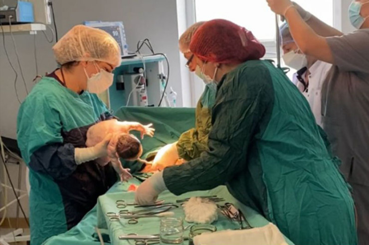 Ukraynadan gələn hamilə qadın və körpəsi Bakıda belə xilas edildi - FOTO 