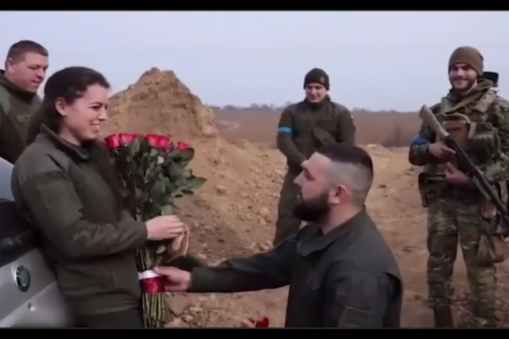 Səngərdən EVLİLİK TƏKLİFİ:  Ukarynalı hərbçi cütlük - VİDEO 