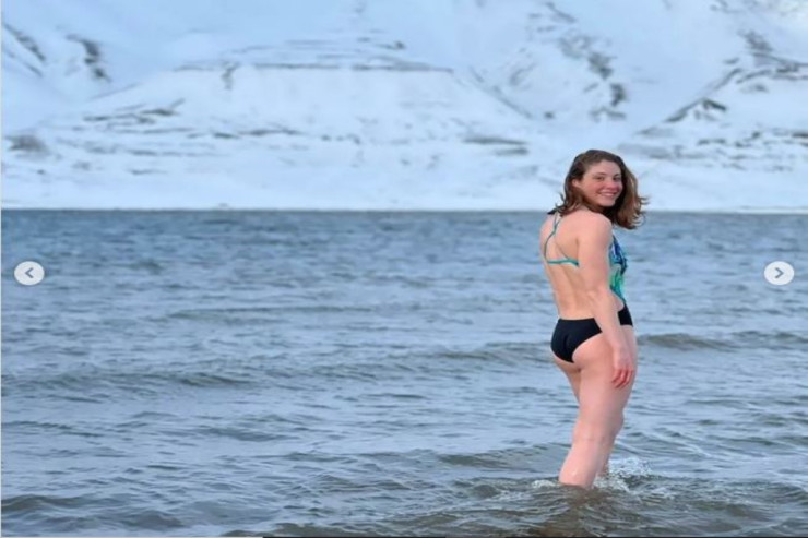 -17 dərəcə şaxtada uzən qız...