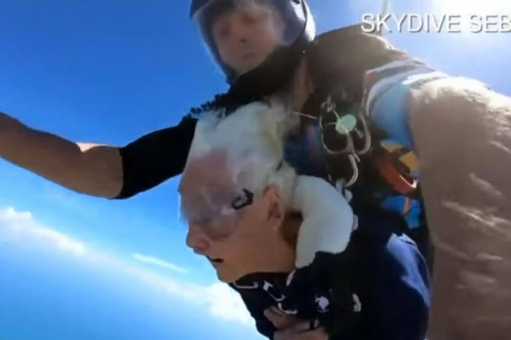 100 yaşlı qadın  paraşütlə tullandı   - VİDEO