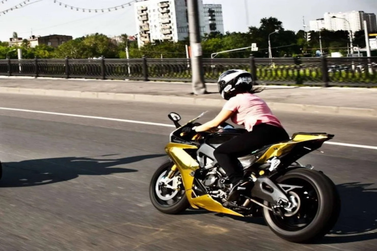 Bakıda qızın motosikletini oğurladılar