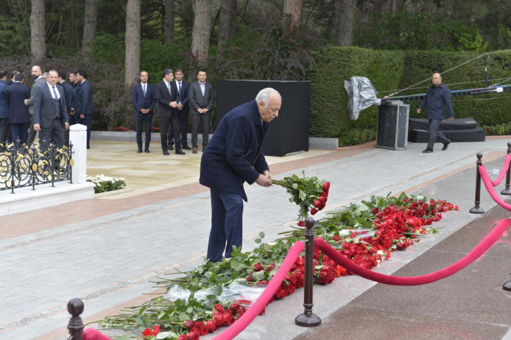 ® “Azərsun Holdinq” Ulu Öndərin məzarını ziyarət edib -FOTO 