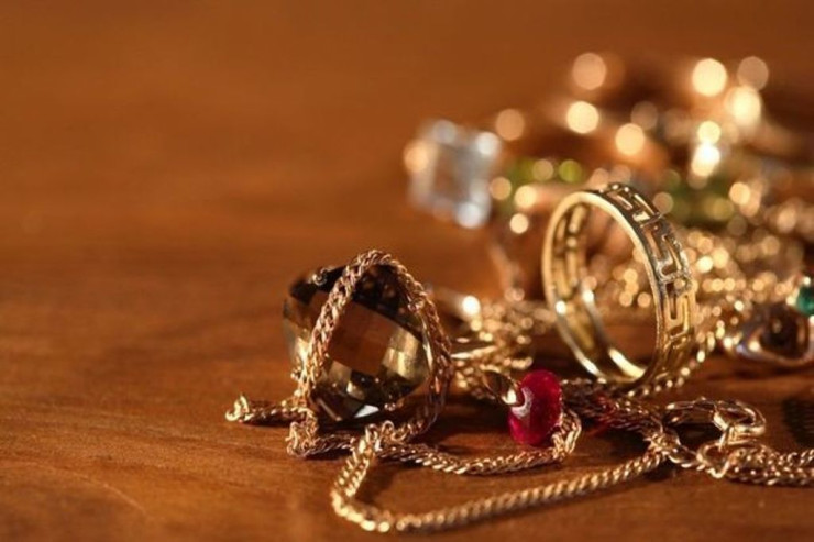 Bakıda oğul  anasının qızıllarını   oğurladı