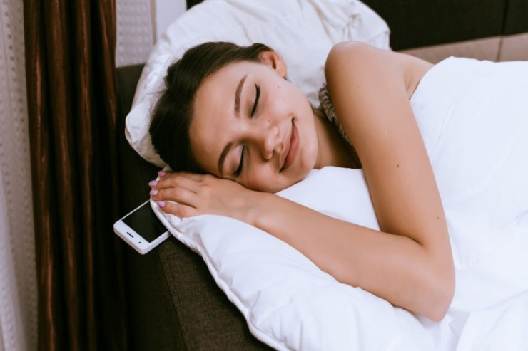 Niyə telefonu yastığın altına qoymamalısan? -  Çoxlarının bundan xəbəri yoxdur 