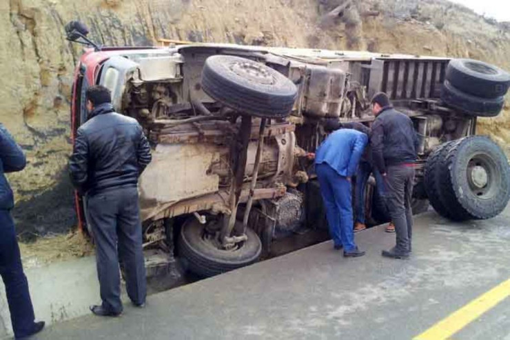 “Shacman” aşdı,  sürücünü...  