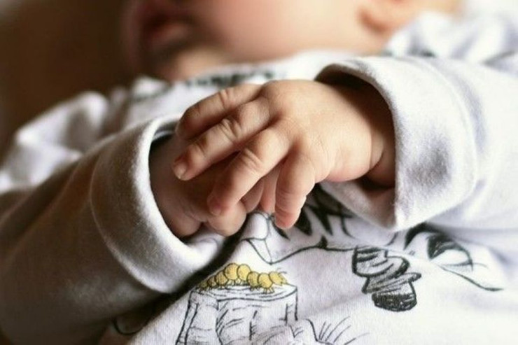 Bakıda ana tualetdə uşaq doğub zibilliyə atdı -  ŞOK HADİSƏ  