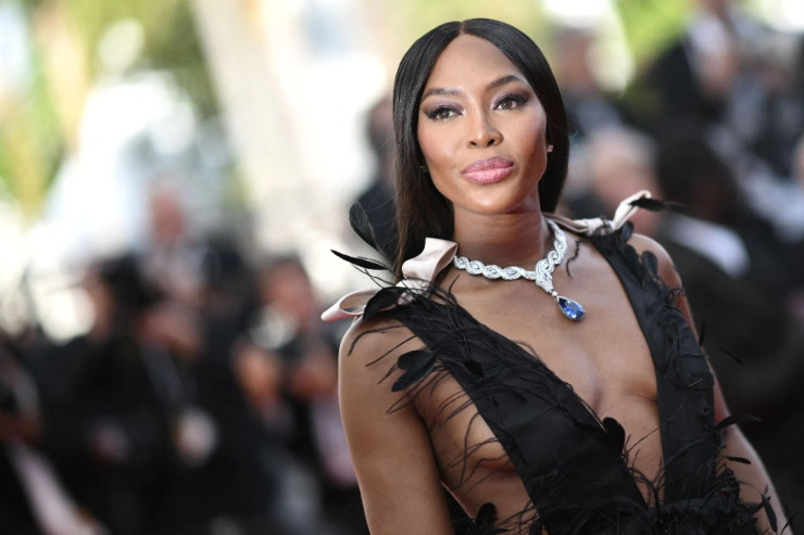 Məşhur model milyarderlə qol-qola -  FOTO 