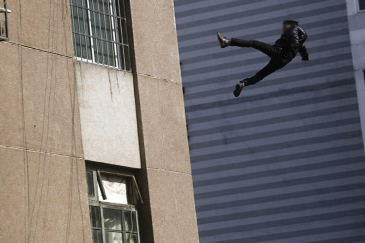 Bakıda sevgilisindən ayrılan oğlan özünü binadan atdı - YENİLƏNİB 