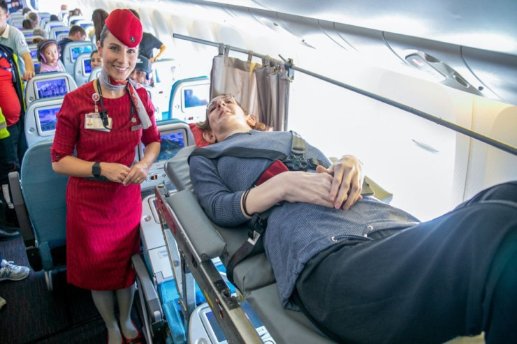 İlk DƏFƏ: Dünyanın ən hündürboy qadını  təyyarədə uçdu 