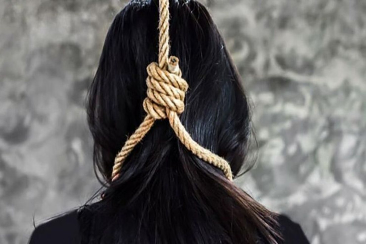 Bakıda ana özünü asdı 