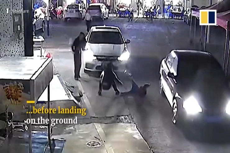 Binadan yıxılan uşağı görün necə tutdular? -  VİDEO 