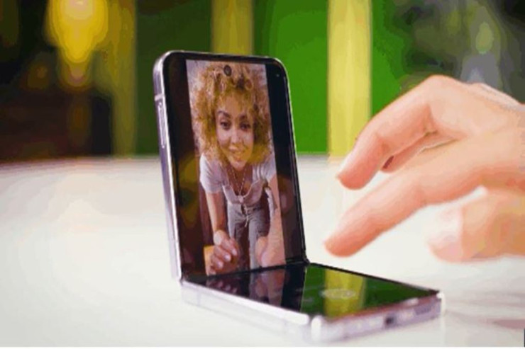 ® Güc, zəriflik və çox multifunksionallıq. Galaxy Z Flip4 ilə işləməyə reaksiyanız necə olacaq?