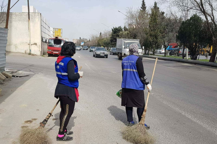 Bakıda DƏHŞƏT:  "Prius" hamilə süpürgəçini vurub öldürdü