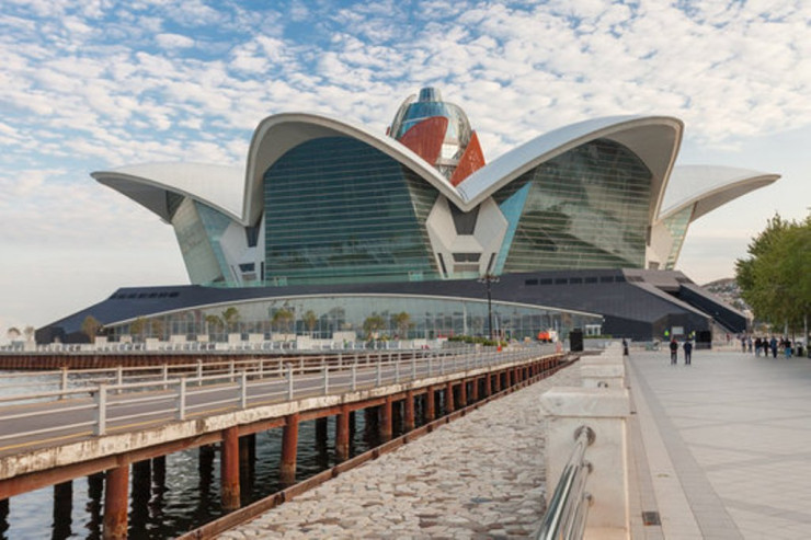 “Dəniz Mall”da  İNSİDENT : 18 yaşlı qızı döydülər