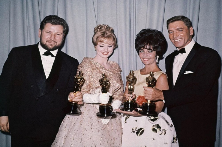 Elizabetin 51 il sonra tapılan paltarı HƏRRACDA 