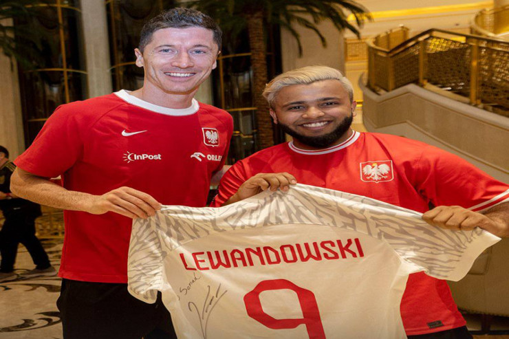 Səudiyyəli azarkeş Levandovskinin qolundan sonra köynəyini dəyişdi və… -  VİDEO 