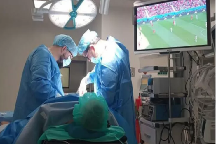  Əməliyyat zamanı   dünya çempionatını izlədi