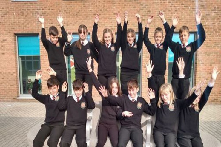 Altı cüt əkiz  eyni məktəbdə yeddinci sinifdə oxuyur