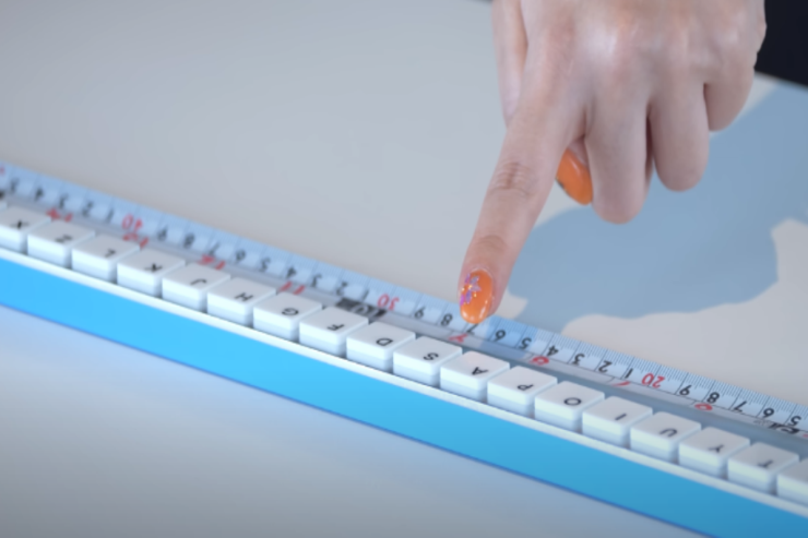 Uzunsov yeni klaviatura:  Bütün düymələr eyni sırada...