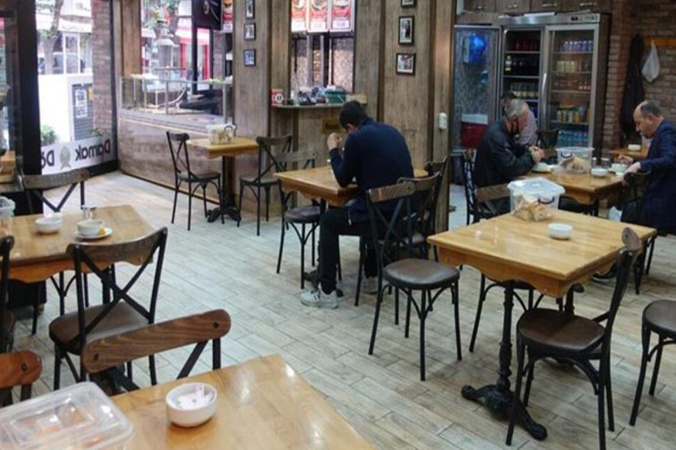 Bakıda kişi dostunu kafedə bıçaqladı