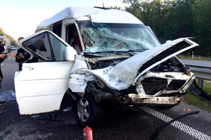 Azərbaycanda mikroavtobus   qəzaya düşdü: 1 ölü, 8 yaralı...