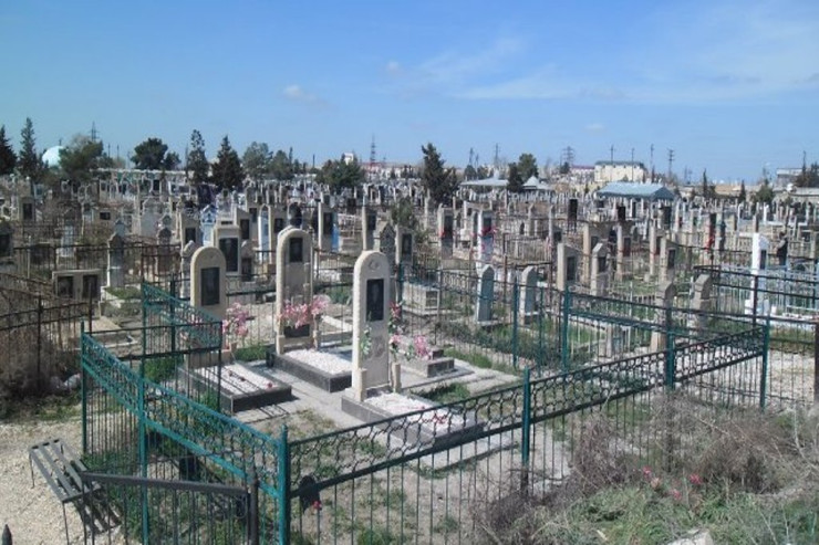 Azərbaycanda gənc oğlan yaxınlarının məzarı üstə özünü asdı