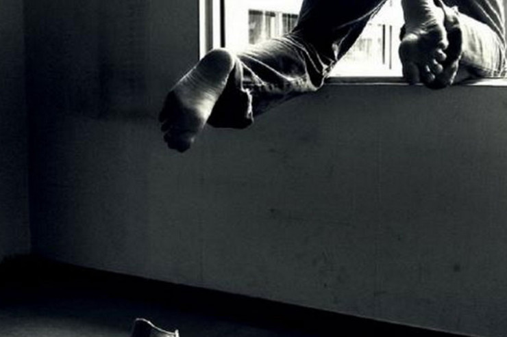 Bakıda kişi sübh tezdən özünü binadan atdı 