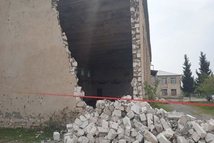 Bakıda FACİƏ:  usta divarın altında can verdi 