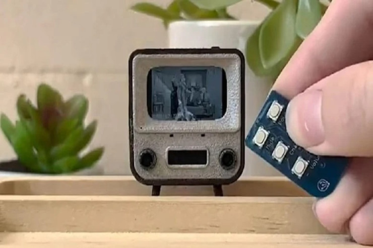 Dünyanın  ən kiçik televizoru:   Cəmi 15 millimetr...