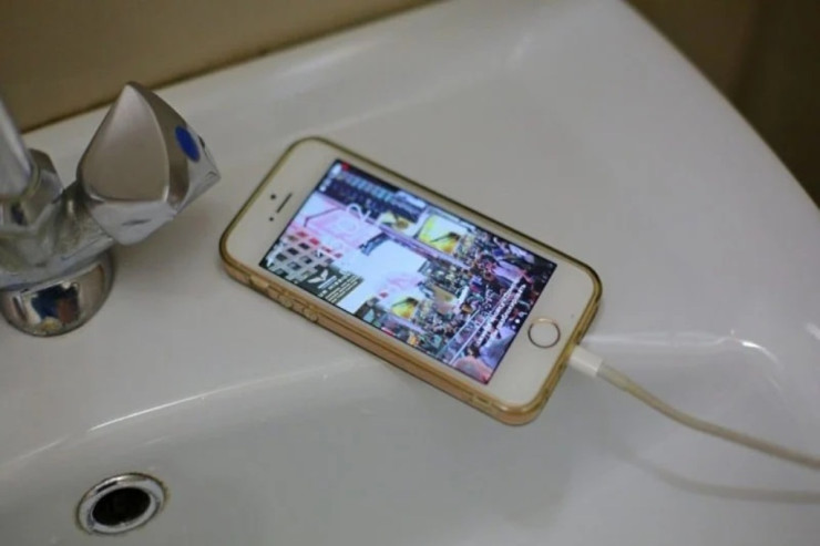 Hamamda FACİƏ:  telefonla girdi...  